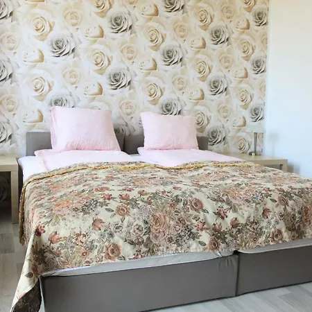 Happy Rose Bed & Breakfast *